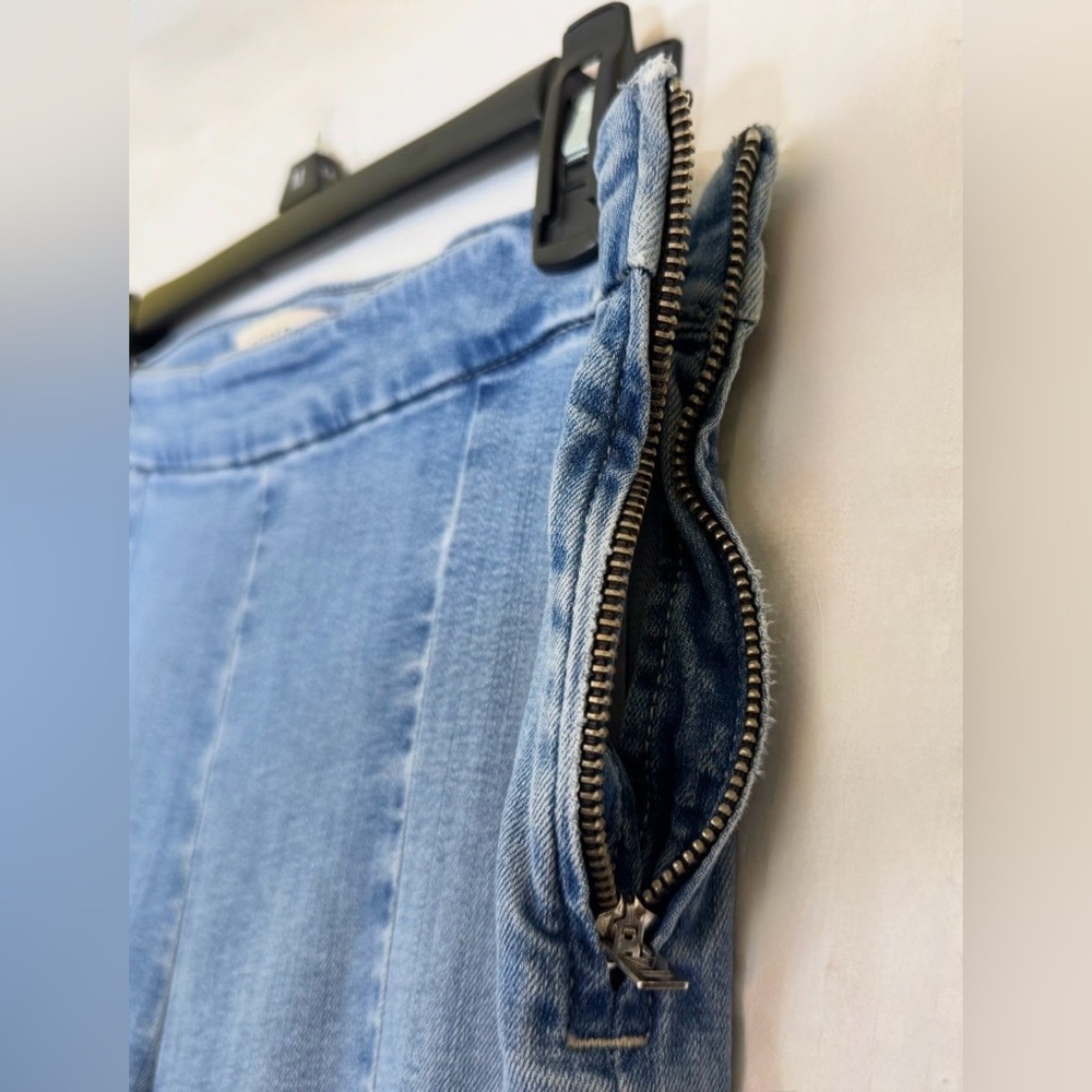 GUESS Sofia 1981 Light Wash Frayed Ankle Flare Jeans Size 30 - Picture 9 of 14